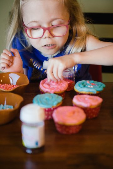 girl with cupcakes